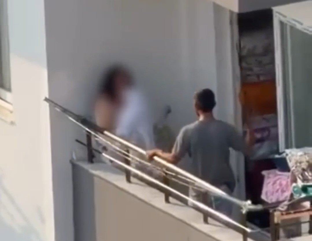 Çığlıkları mahalleyi inletti! Balkona sıkıştırdığı kadını sopayla dövdü
