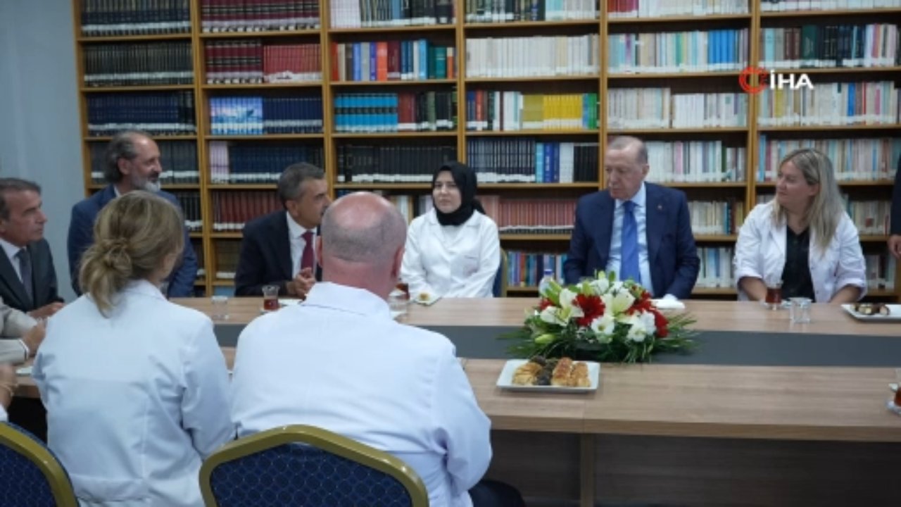 Cumhurbaşkanı Erdoğan'dan okul ziyareti! Öğrenciler şarkı ve şiirlerle karşıladı