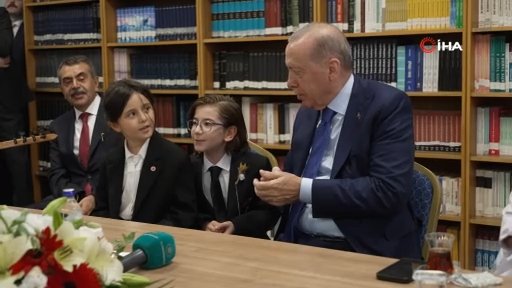 Cumhurbaşkanı Erdoğandan okul ziyareti! Öğrenciler şarkı ve şiirlerle karşıladı