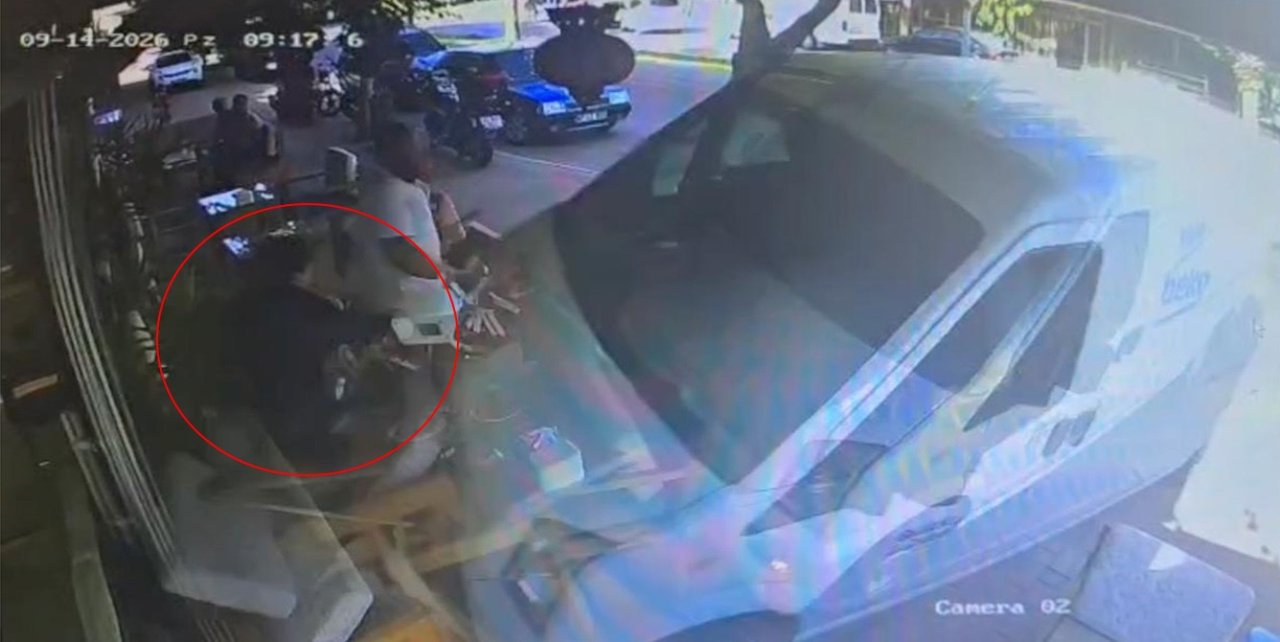 Kafede otururken saniyelerle ölümden döndü! Korku dolu anlar kamerada