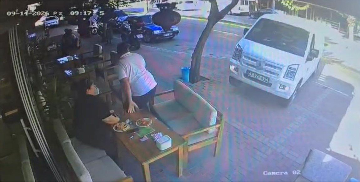 Kafede otururken saniyelerle ölümden döndü! Korku dolu anlar kamerada