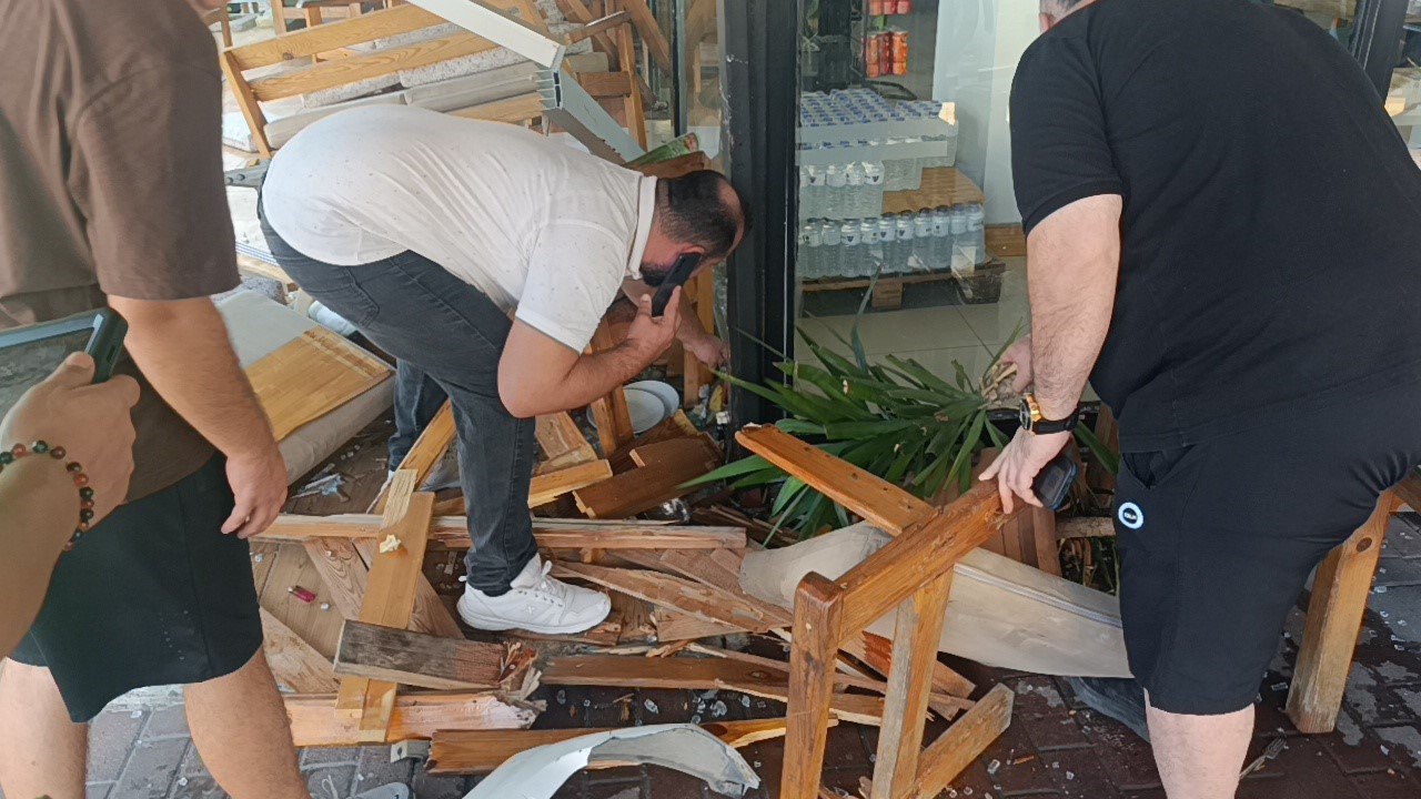 Kafede otururken saniyelerle ölümden döndü! Korku dolu anlar kamerada