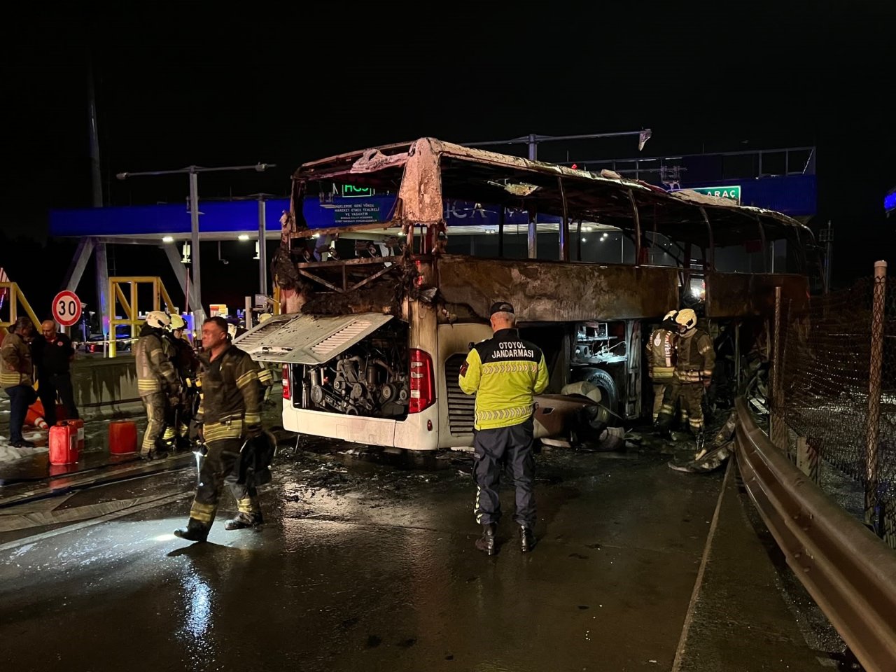 Otobüs saniyeler içinde alev topuna dönmüş... Eyüpsultan’daki kazanın dehşet anları kamerada