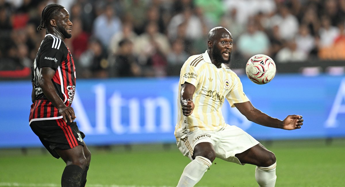 Romelu Lukaku, Fenerbahçe'de ilk defa 11'de forma giydi.