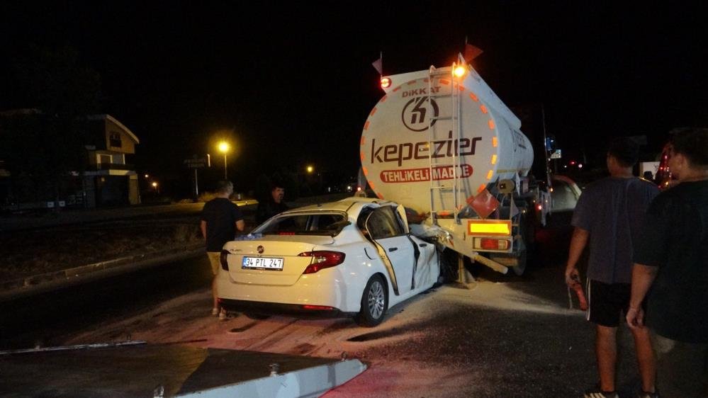 Akaryakıt tankerine ok gibi saplandı, 50 ton yakıtın boşaltılmasıyla çıkartılabildi