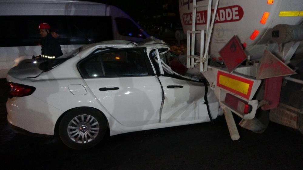 Akaryakıt tankerine ok gibi saplandı, 50 ton yakıtın boşaltılmasıyla çıkartılabildi