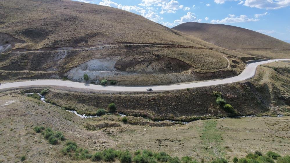 Erzurumda gizemli yol! Araçlar vites boştayken yokuş yukarı çıkıyor