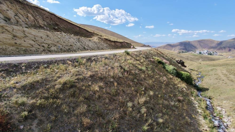 Erzurumda gizemli yol! Araçlar vites boştayken yokuş yukarı çıkıyor