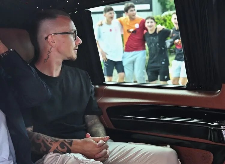 Angelino, İstanbul'da yaptığı ilk açıklamada, "Galatasaray ile anlaştığım için oldukça mutluyum, sarı-kırmızılı taraftarların önünde oynamak için sabırsızlanıyorum" dedi.