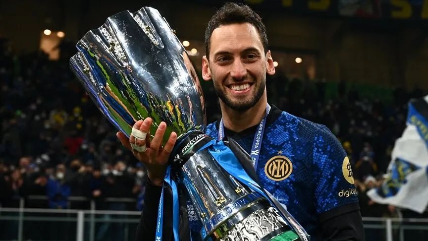 Hakan Çalhanoğlu'nun güncel piyasa değeri 16 milyon euro olarak gösteriliyor.