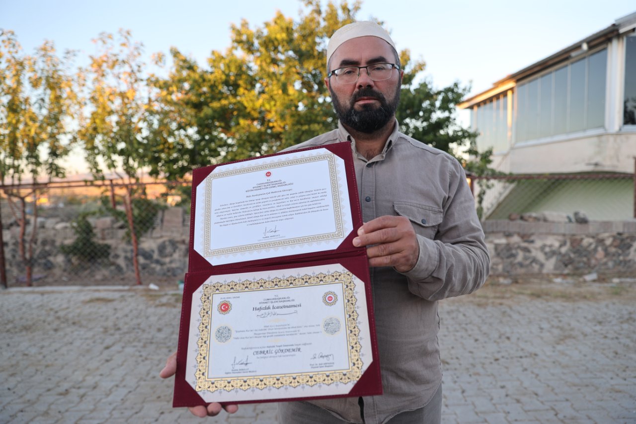 İsmine yakışanı yaptı... 43 yaşında 600 sayfayı ezberledi, hafızlık sertifikasını aldı