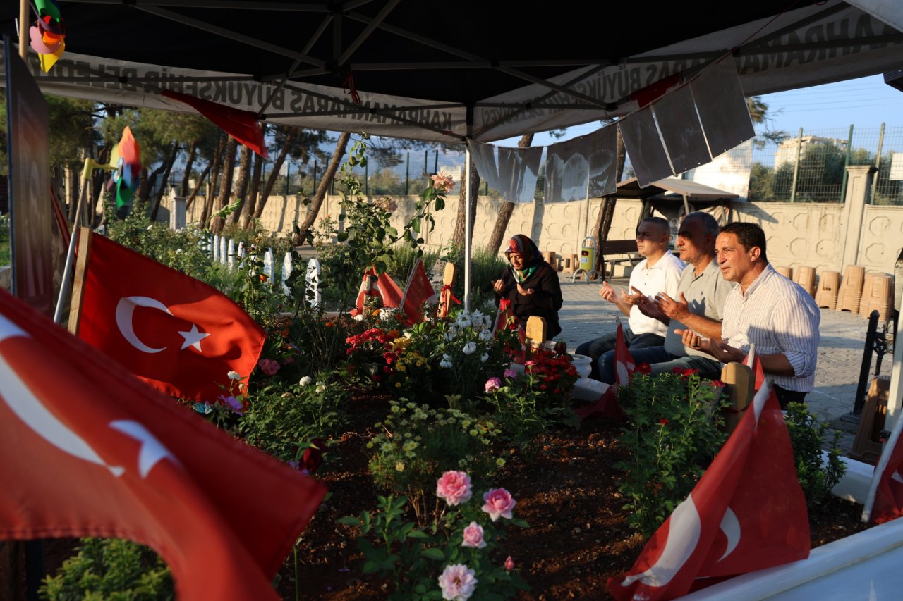 Kahramanmaraşta buruk okul günü! Acılı aileler saldırıda ölen evlatlarının mezarında: Hayat devam ediyor ama biz eksiğiz