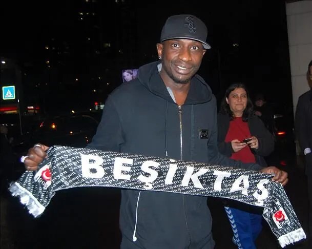 Senegalli oyuncu, Ocak 2013'te Beşiktaş atkısıyla böyle poz verdi.