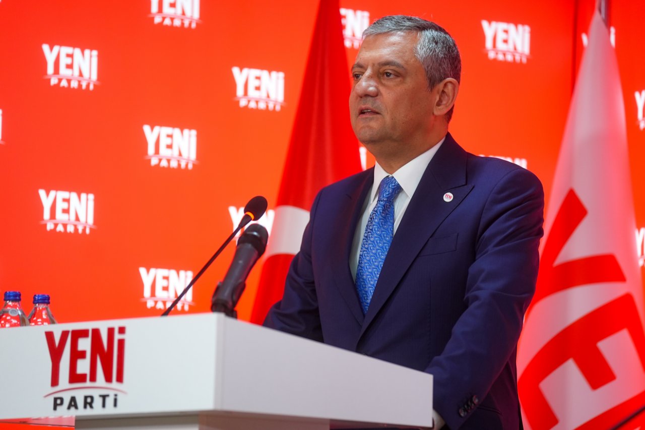 Özel baltayı taşa vurdu! Yeni Partinin adı değişiyor: İki seçenek masada