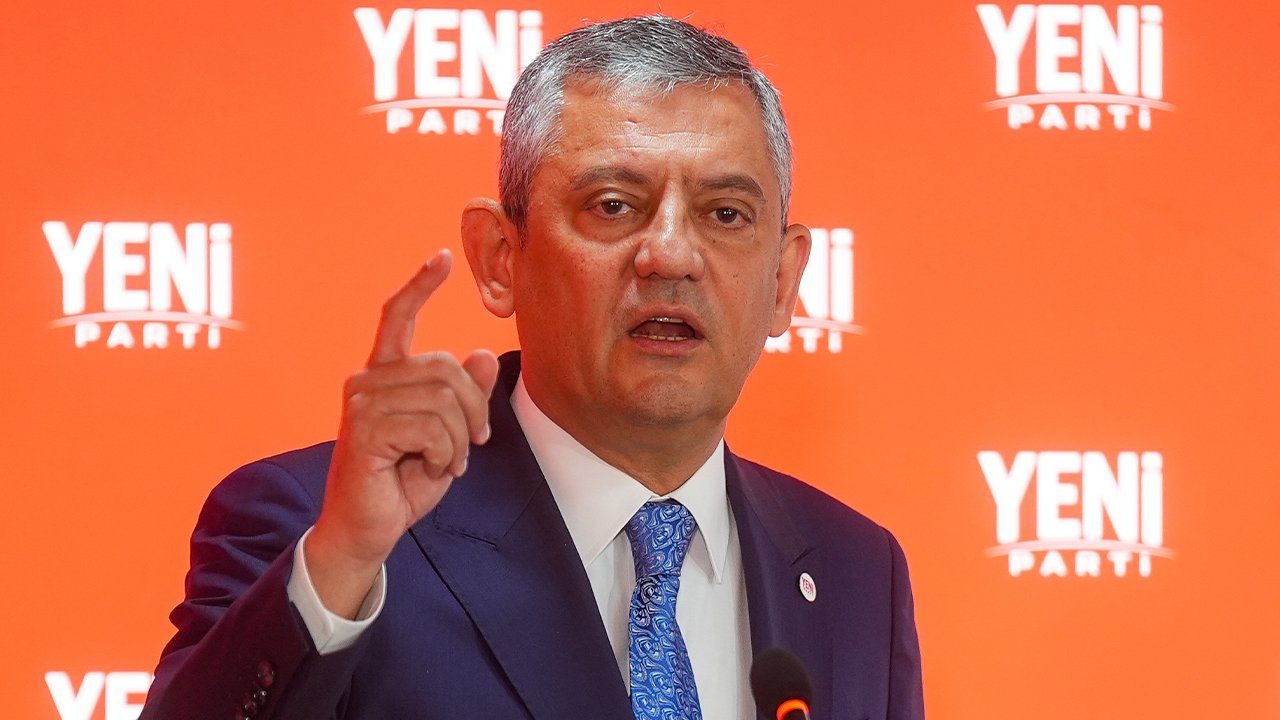 Özel baltayı taşa vurdu! Yeni Parti'nin adı değişiyor: İki seçenek masada