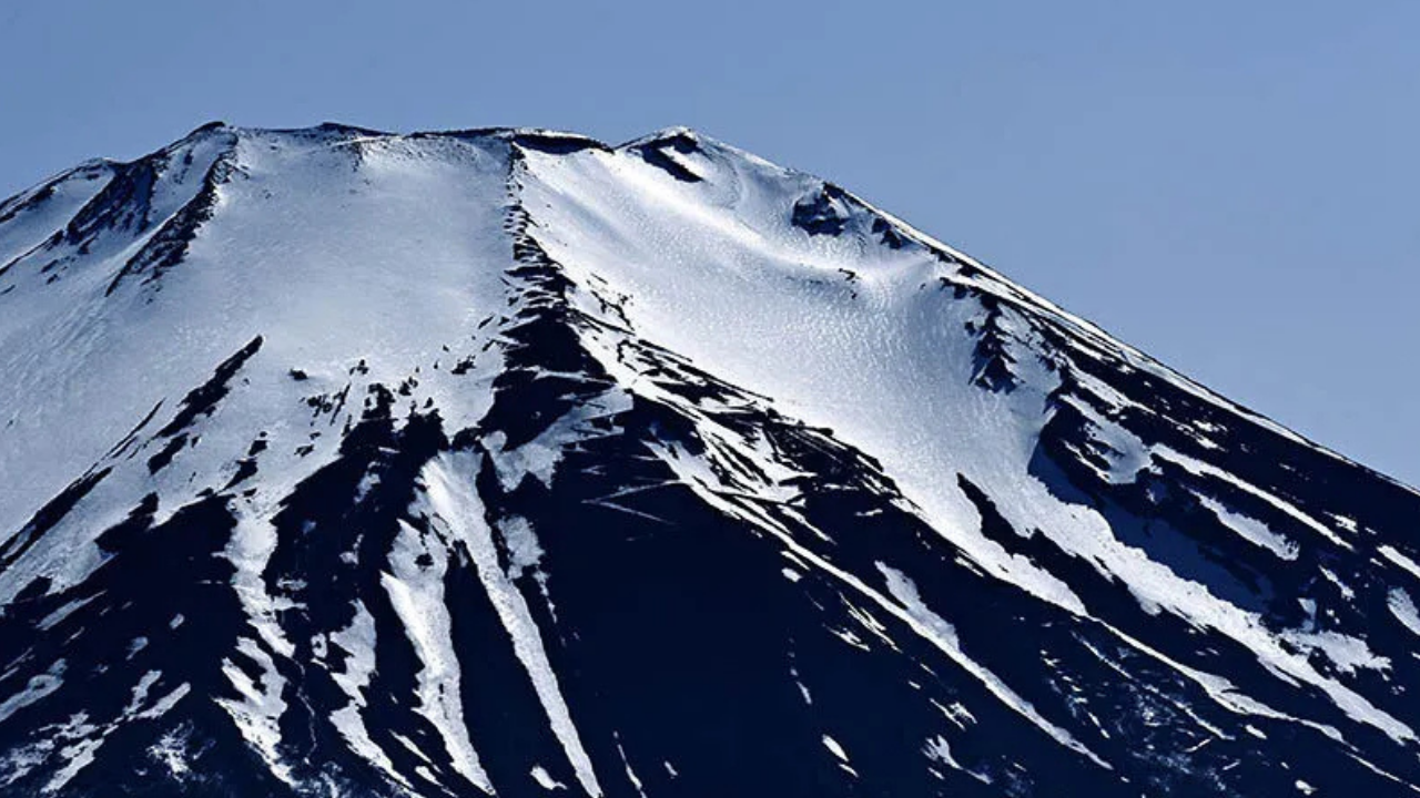 Sezon dışında tırmananlar yandı! Fuji Dağı’ndan kurtarılmak artık ücretli