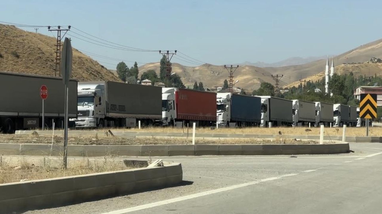 Sınır kapısı kilitlendi! 3 kilometrelik kuyruğun nedeni ortaya çıktı