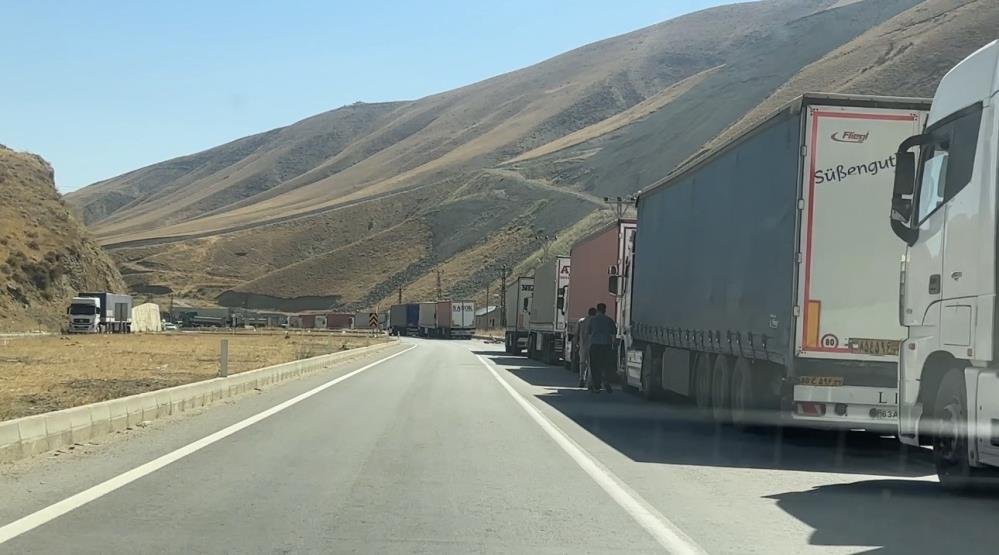 Sınır kapısı kilitlendi! 3 kilometrelik kuyruğun nedeni ortaya çıktı