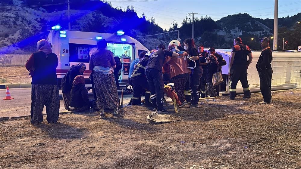 Tarım işçilerini taşıyan minibüs devrildi! Yaralılar var