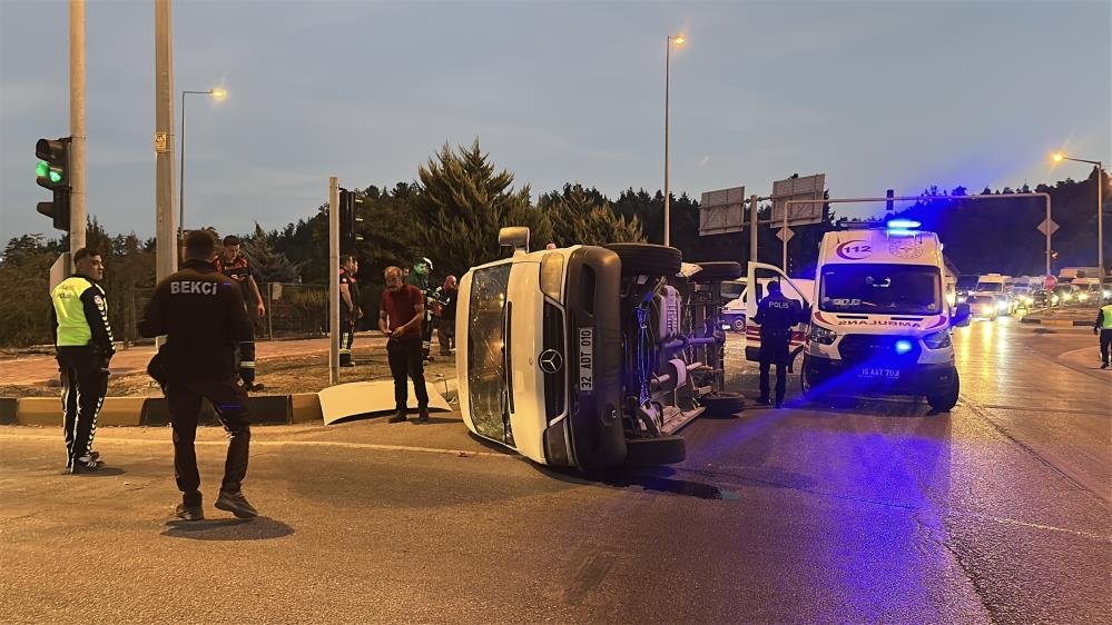 Tarım işçilerini taşıyan minibüs devrildi! Yaralılar var