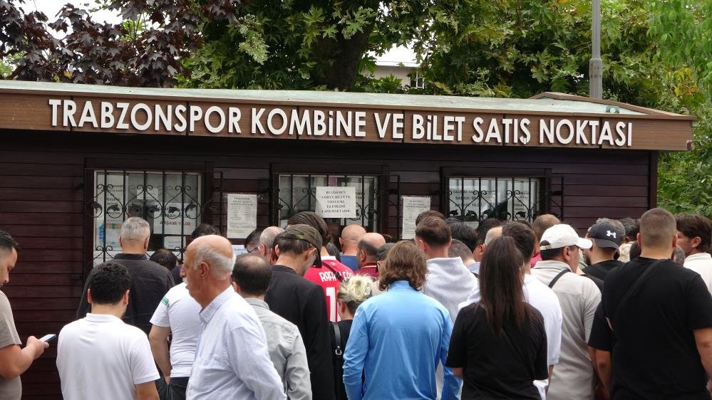 Trabzonspor taraftarları, Galatasaray maçının biletlerine yoğun ilgi gösterdi.