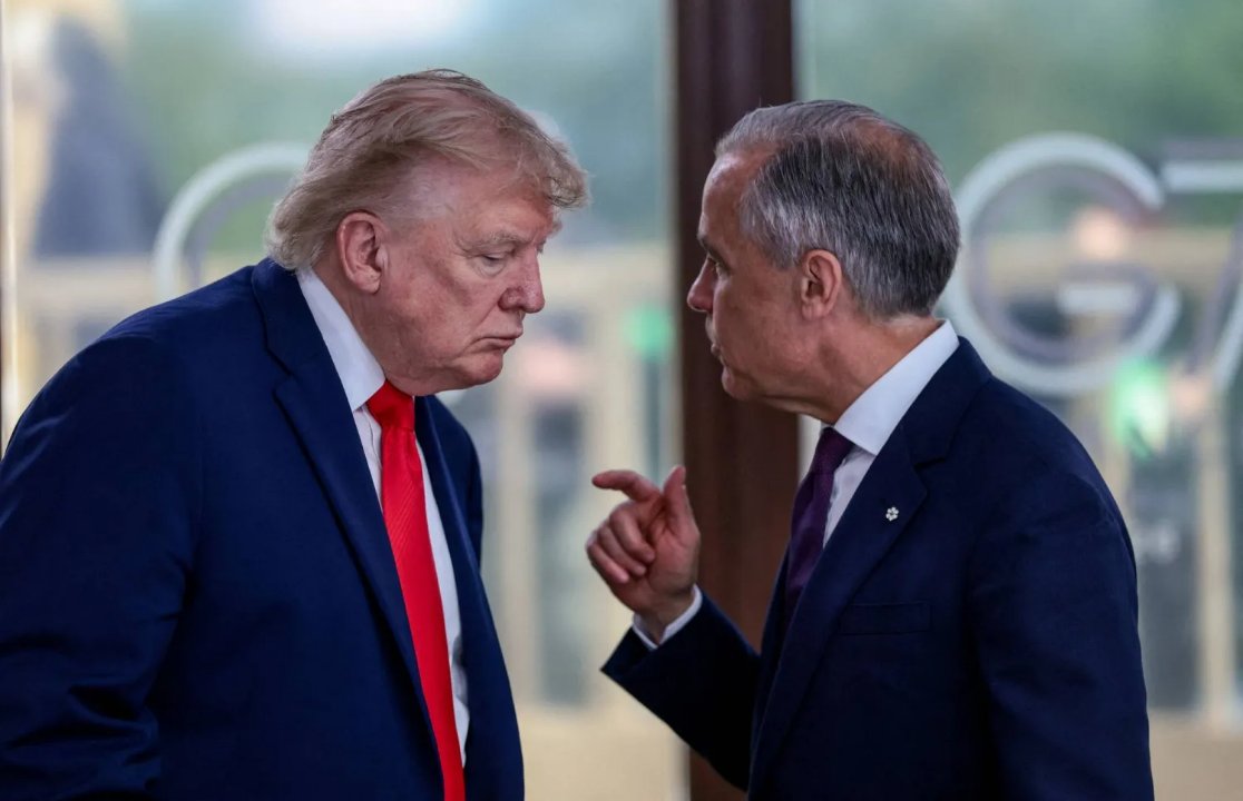 Trump'tan Carney'e olay hediye! Beyaz Saray'ın altın anahtarını verdi: Belki seni vururlar