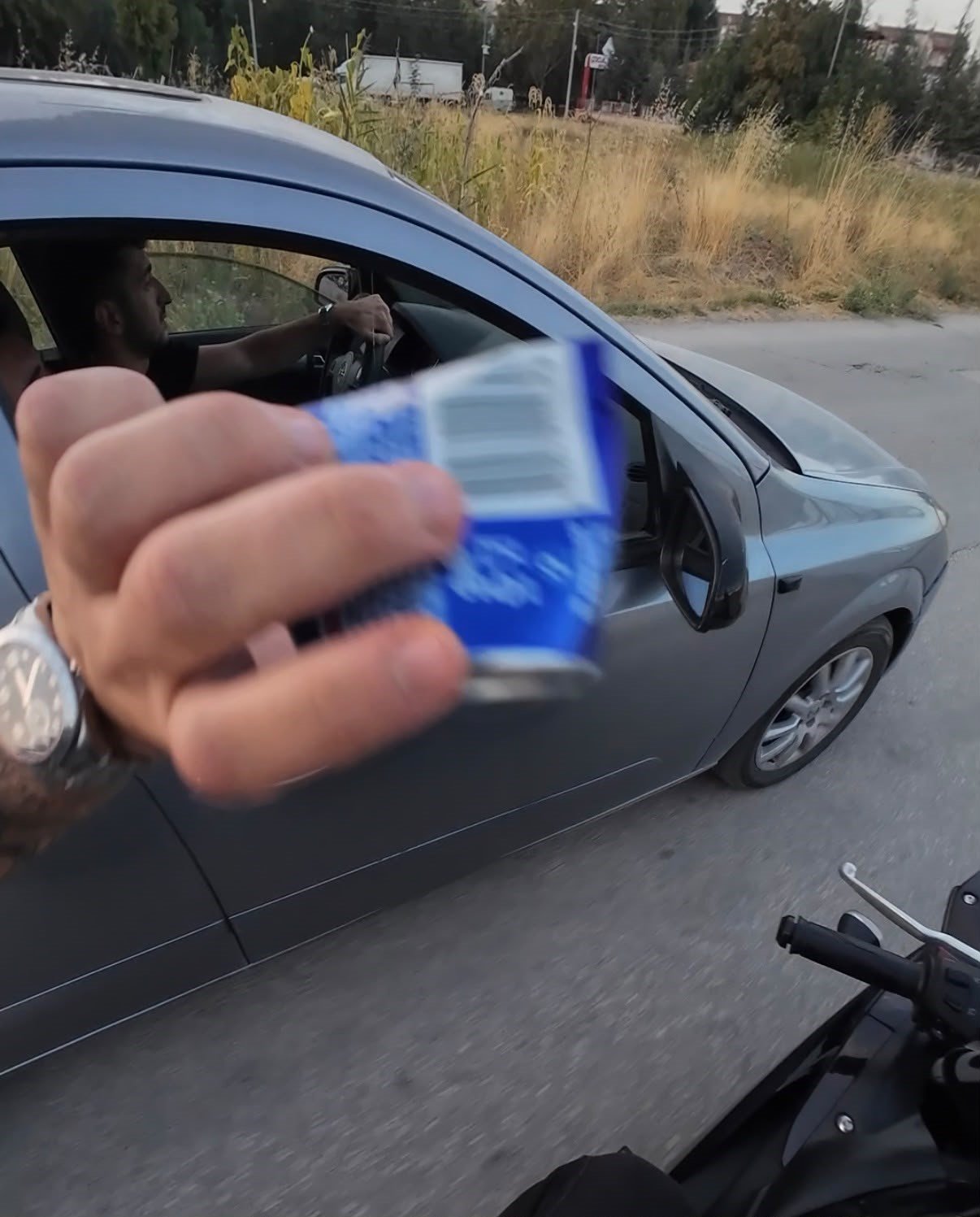 Yola attıkları çöpü aracın içine fırlattı! Motosikletli gençten sert tepki