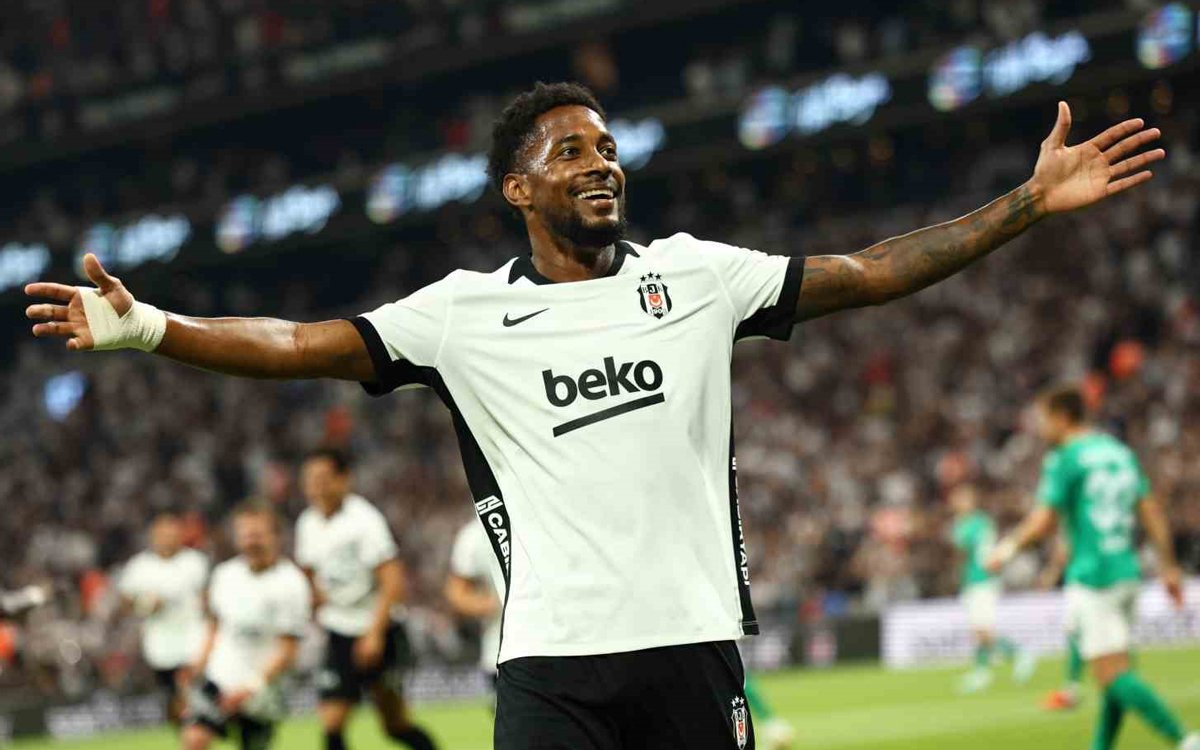 Panamalı oyuncu, bu sezon 10 maçta 2 gol ve 1 asistlik skor katkısı verdi.