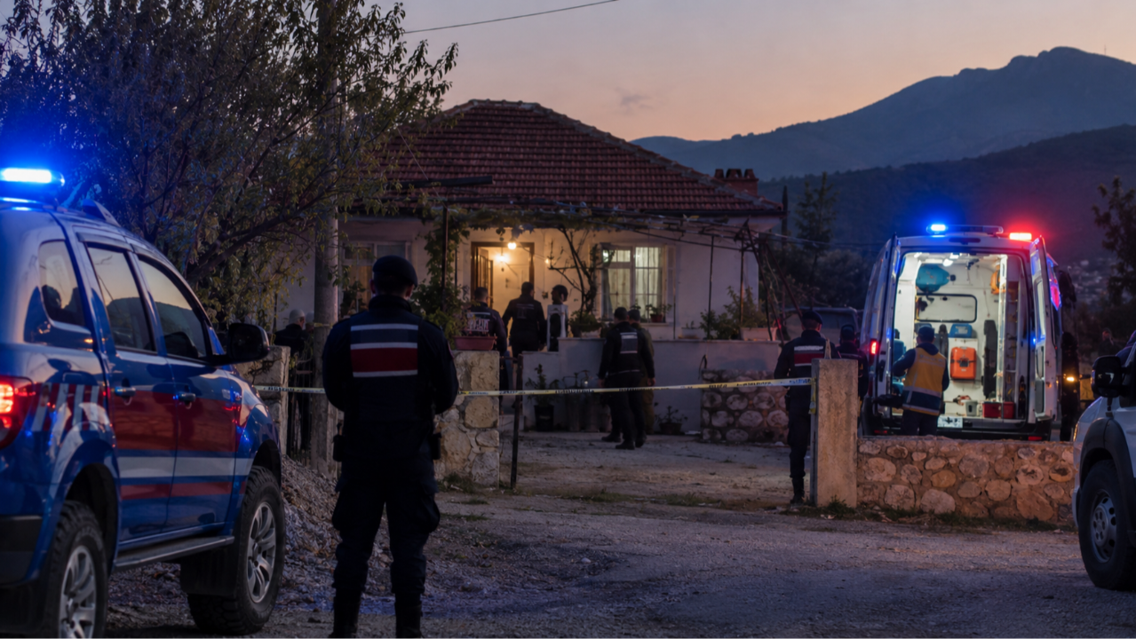 Antalya'da boşanma aşamasındaki eş dehşet saçtı! 3 kişi öldü
