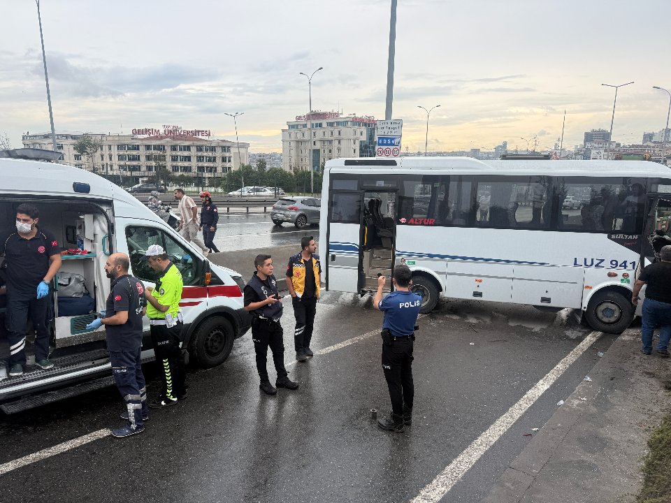 Avcılar D-100 yan yolda servis midibüsü kaza yaptı