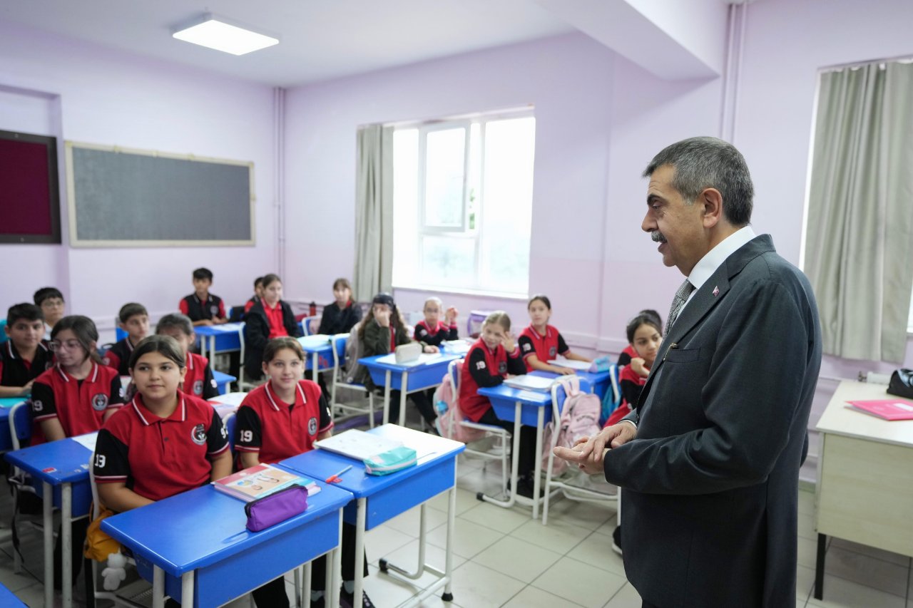 Bakan Tekin’den cansız bedeni bulunan öğretmen İlhan Algınkaplan’ın okuluna taziye ziyareti