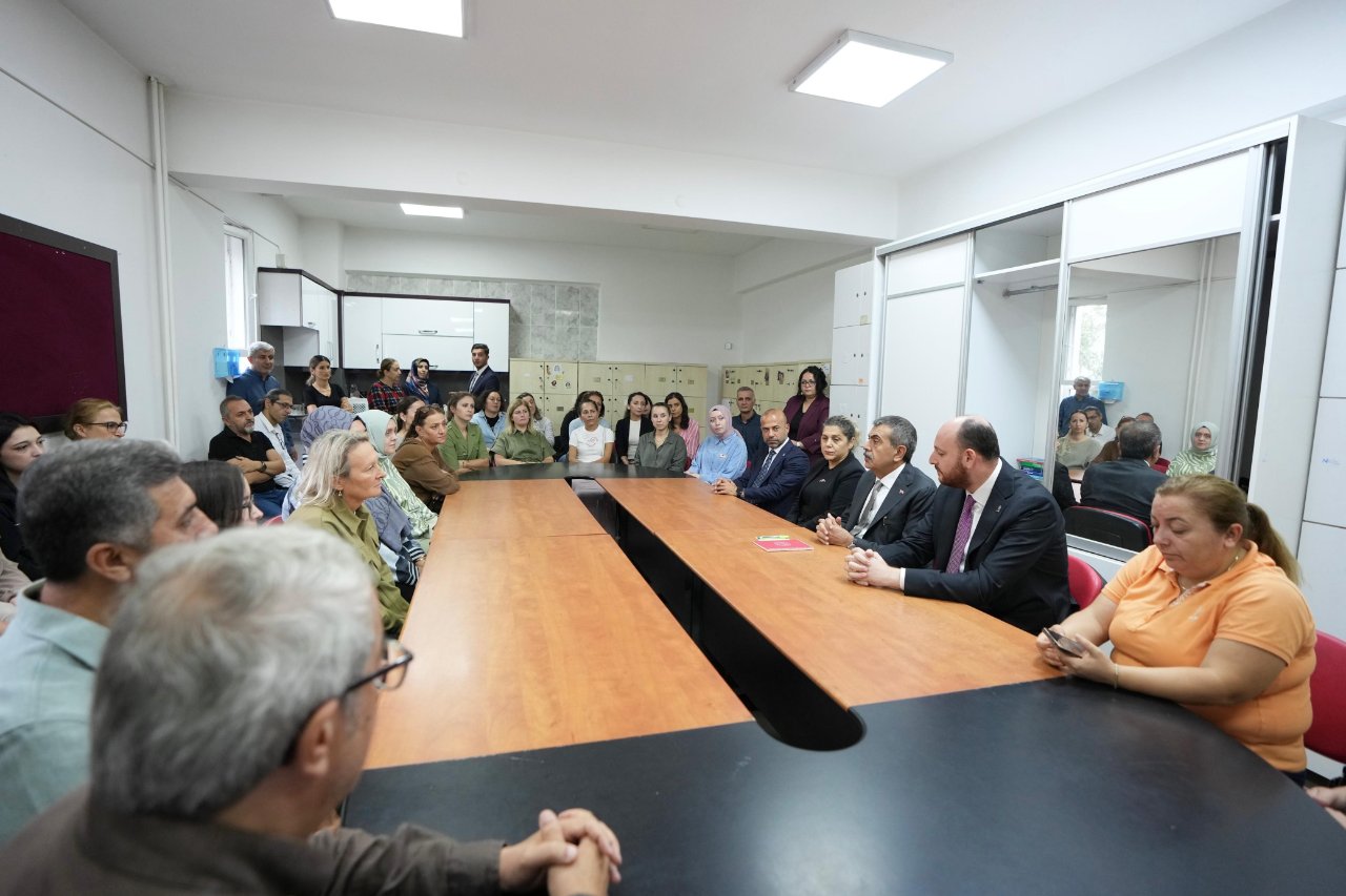 Bakan Tekin’den cansız bedeni bulunan öğretmen İlhan Algınkaplan’ın okuluna taziye ziyareti