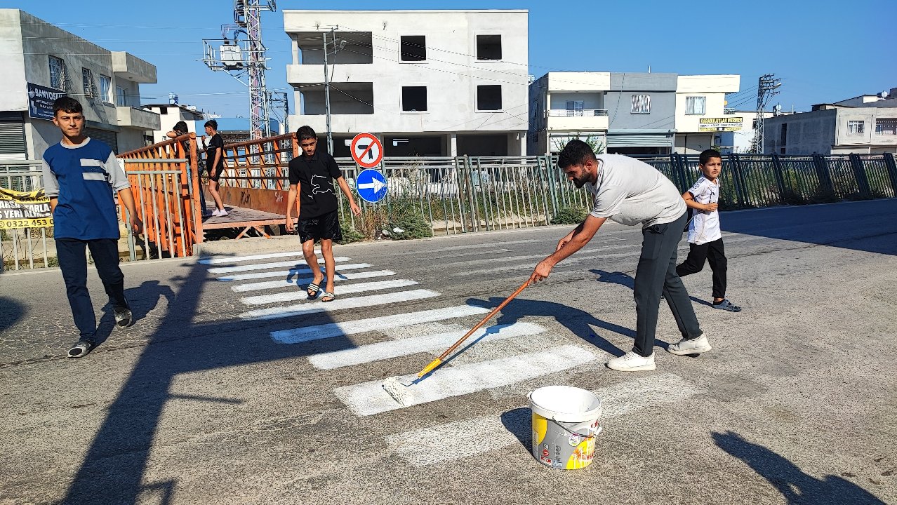 Belediyeden sonuç çıkmadı, veliler yola yaya geçidi çizdi