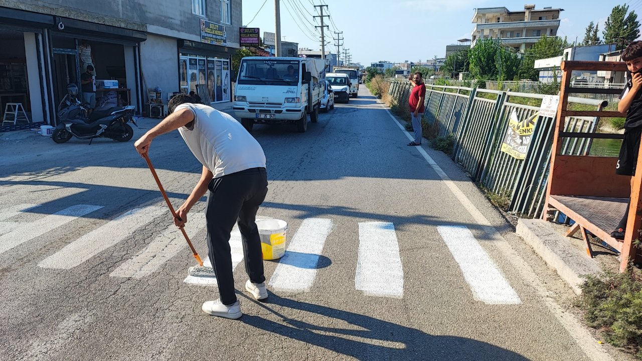 Belediyeden sonuç çıkmadı, veliler yola yaya geçidi çizdi