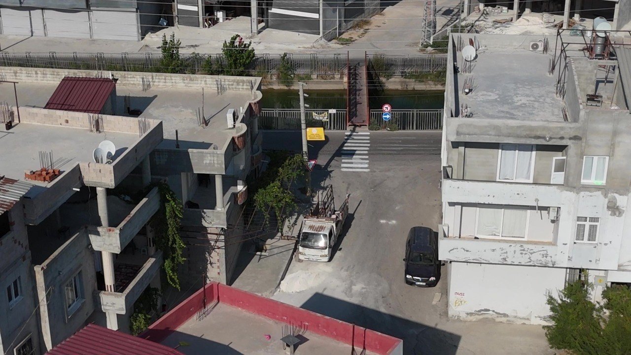 Belediyeden sonuç çıkmadı, veliler yola yaya geçidi çizdi