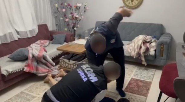 Bursada suç örgütü paylaşımlarına eş zamanlı baskın! Sosyal medyada kiralık tetikçi ilanı verdiler