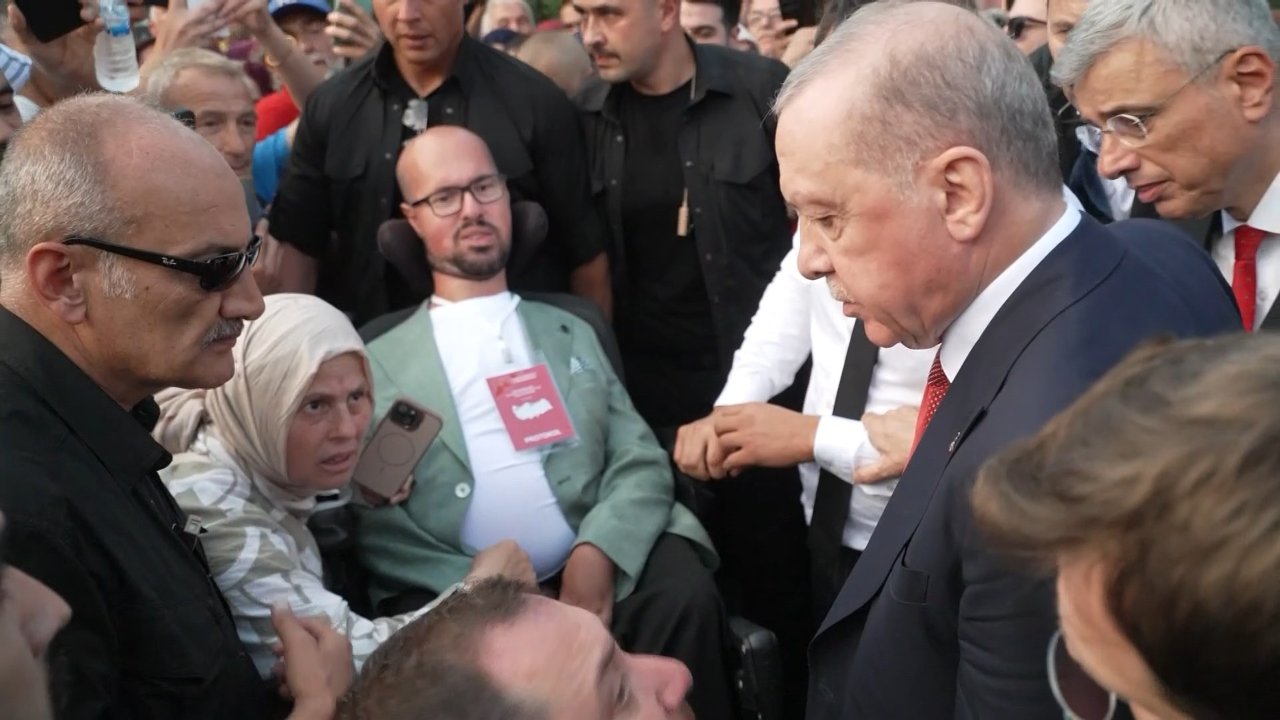 Cumhurbaşkanı Erdoğan, otobüsü durdurup yanına gittiği genç anlattı: Unutamayacağım bir an