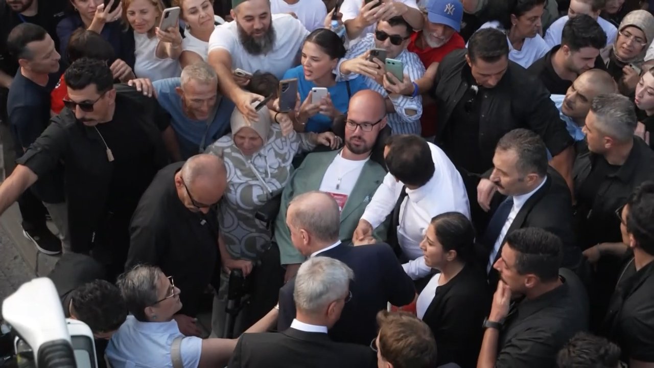 Cumhurbaşkanı Erdoğan, otobüsü durdurup yanına gittiği genç anlattı: Unutamayacağım bir an