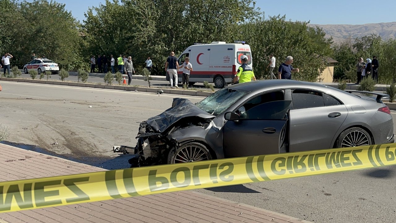 Elazığda otomobilin ikiye ayrıldığı kazada 2 kişi öldü, 2 kişi yaralandı