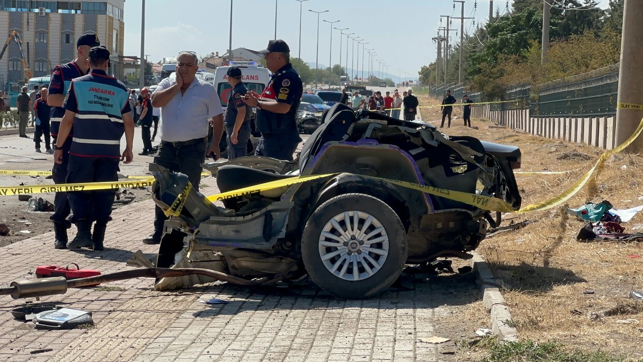 OTOMOBİL İKİYE BÖLÜNDÜ