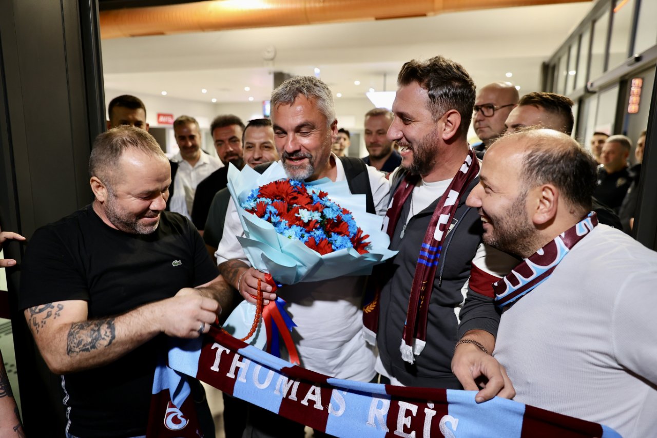 Thomas Reis, Trabzon Havalimanı'nda taraftarlar tarafından çiçekle karşılandı.