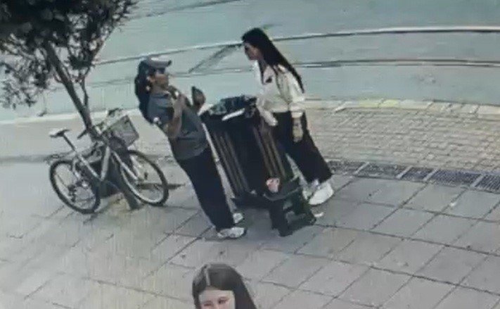 Genç kızın saniyelik dalgınlığı telefonuna mal oldu! Jet hırsızlık kamerada: Satsa 500 lira eder, önemli olan içindekiler