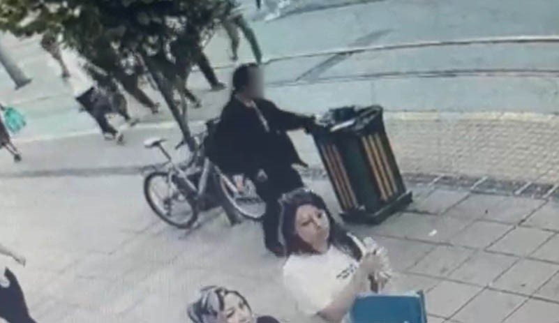 Genç kızın saniyelik dalgınlığı telefonuna mal oldu! Jet hırsızlık kamerada: Satsa 500 lira eder, önemli olan içindekiler