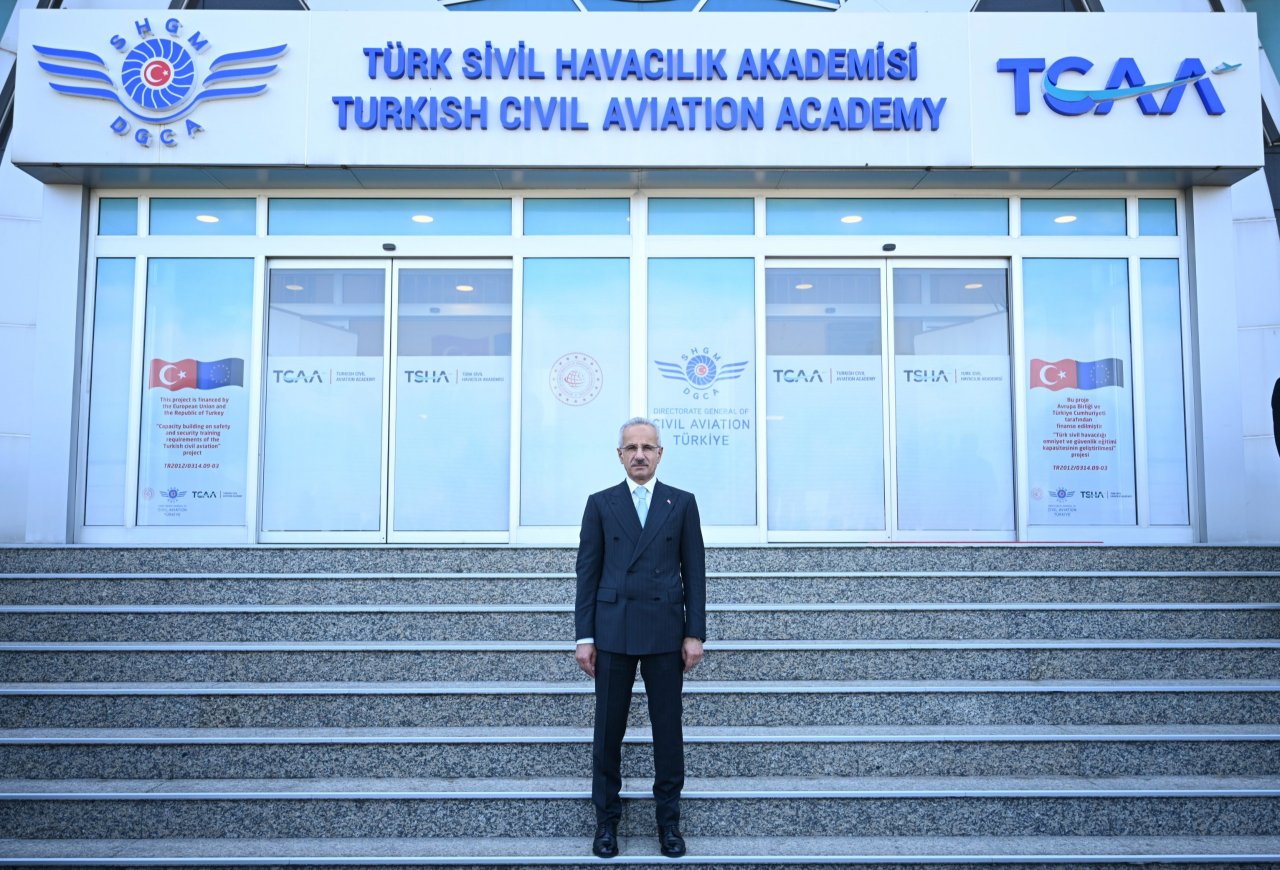 Havacılıkta temiz yakıt hamlesi! Bakan Uraloğlu: Emisyon miktarını 13 gram olarak belirledik