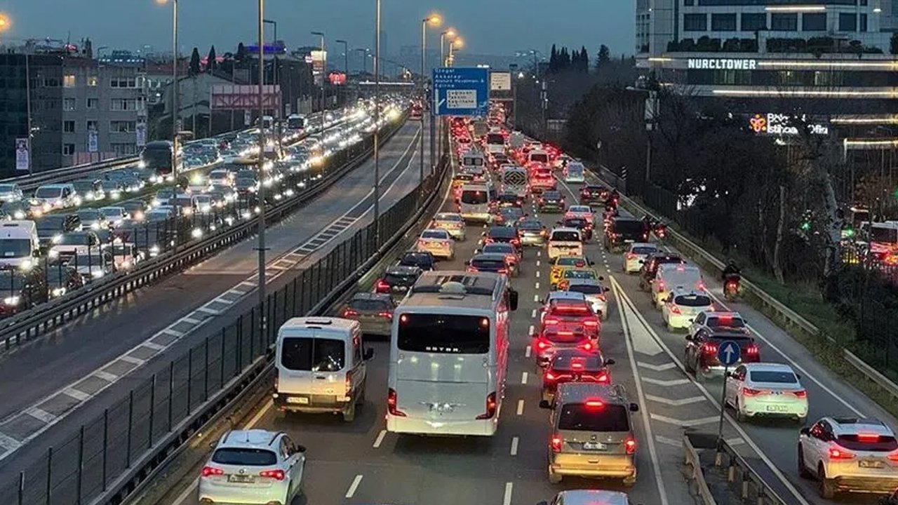 İstanbul kilit! Trafik yoğunluğu yüzde 83'e çıktı