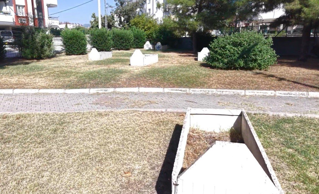 Oyun alanında korkutan görüntü! Mahalleli çocuklarını yaklaştıramıyor, 20 mezar taşı parkın tam ortasında