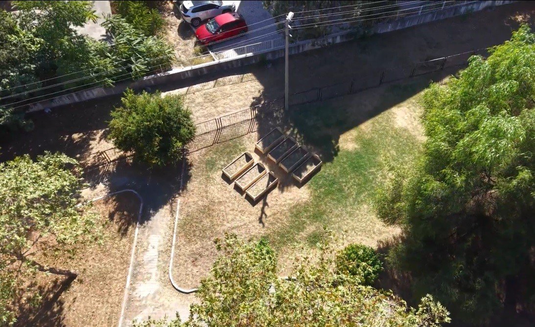 Oyun alanında korkutan görüntü! Mahalleli çocuklarını yaklaştıramıyor, 20 mezar taşı parkın tam ortasında