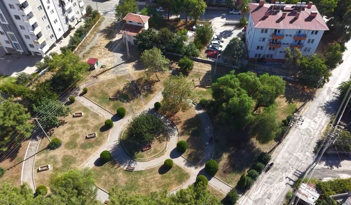 Oyun alanında korkutan görüntü! Mahalleli çocuklarını yaklaştıramıyor, 20 mezar taşı parkın tam ortasında