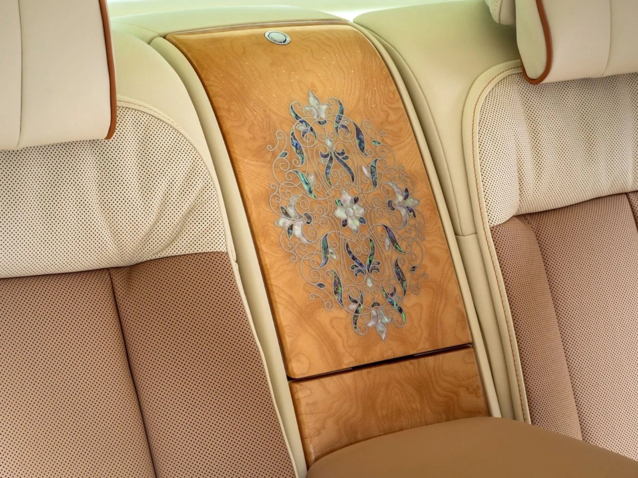 Rolls-Royce, müşterisinin eşi için tek adet Phantom üretti: Süslemeleri 9 ayda geliştirildi