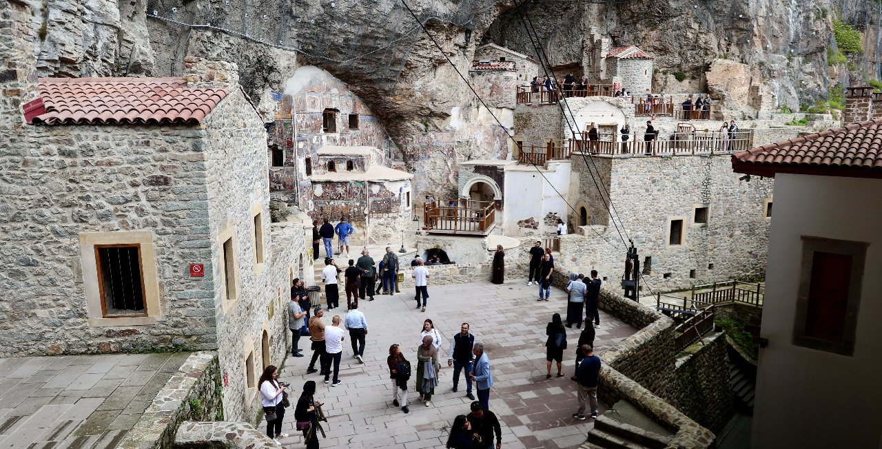 Sümela Manastırı'na akın! Ziyaretçi sayısında rekor kırıldı